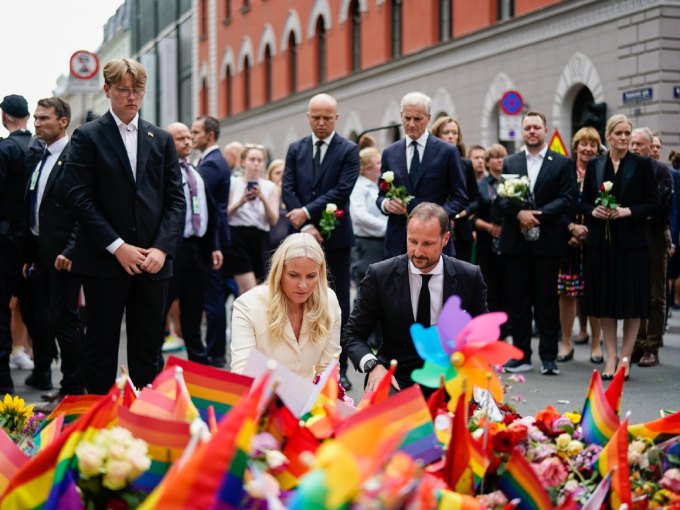 The Crown Prince, the Crown Princess and Prince Sverre Magnus laid flowers at the London Pub. Photo: Björn Larsson Rosvall / TT